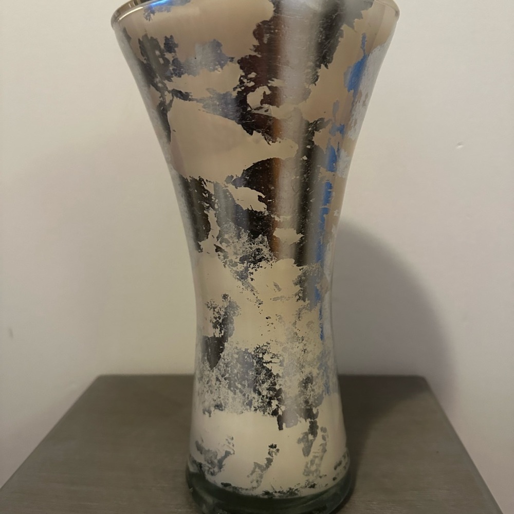Elegant Silver and Cream Glass Vase - Picture 4 of 4